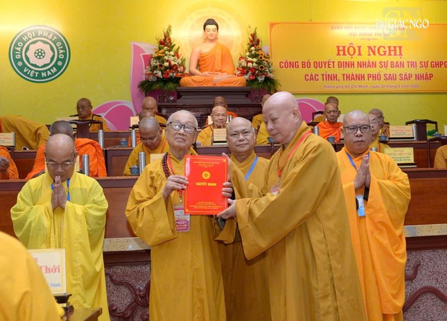 Hòa thượng Thích Lệ Trang trao quyết định đến Ban Trị sự GHPGVN tỉnh Quảng Trị Hòa thượng Thích Lệ Trang trao quyết định đến Ban Trị sự GHPGVN tỉnh Quảng Trị