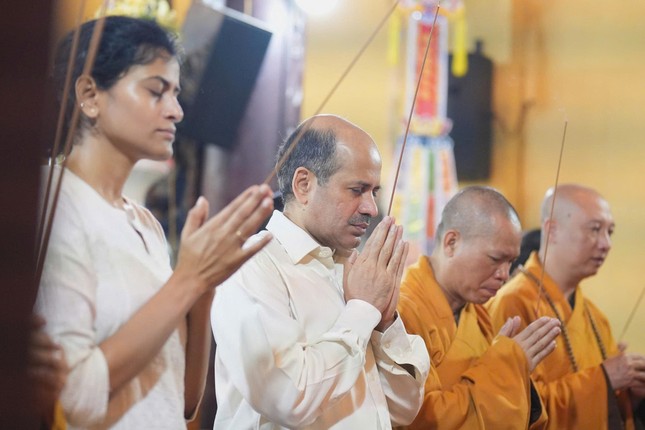 Ông Sandeep Arya và chư tôn đức dâng hương Tam bảo tại chính điện chùa Quán Sứ Ông Sandeep Arya và chư tôn đức dâng hương Tam bảo tại chính điện chùa Quán Sứ