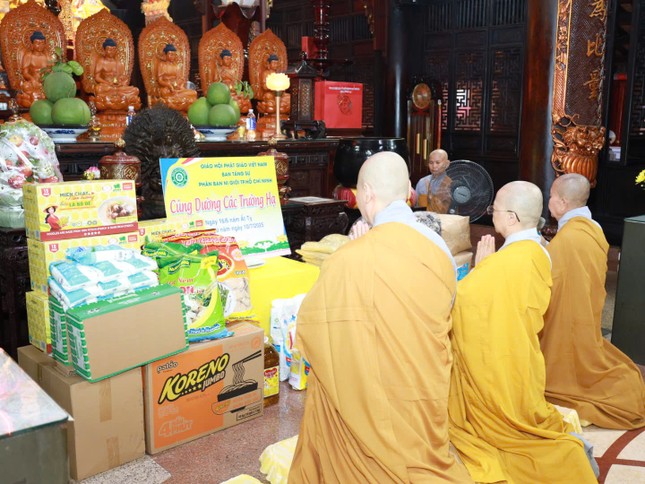 Đoàn Phân ban Ni giới TP.HCM tác bạch cúng dường