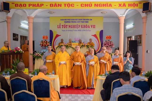 Tăng Ni sinh được Ban Giám hiệu khen thưởng