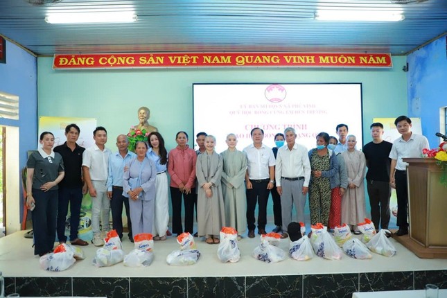 Đoàn trao quà đến các hộ khó khăn tại địa phương Đoàn trao quà đến các hộ khó khăn tại địa phương