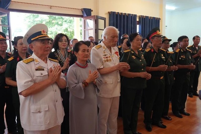 Đoàn dâng hương, tưởng niệm các anh hùng liệt sỹ tại Nhà tưởng niệm các anh hùng liệt sĩ của Trung tâm Điều dưỡng thương binh Thuận Thành Đoàn dâng hương, tưởng niệm các anh hùng liệt sỹ tại Nhà tưởng niệm các anh hùng liệt sĩ của Trung tâm Điều dưỡng thương binh Thuận Thành