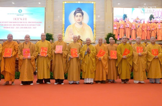 Trưởng lão Hòa thượng Thích Thiện Pháp trao quyết định đến chư tôn đức Ban Trị sự TP.HCM