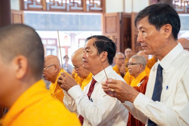 Đại diện các cơ quan dâng hương các anh hùng, liệt sĩ nhân Ngày Thương binh - Liệt sĩ (27-7) Đại diện các cơ quan dâng hương các anh hùng, liệt sĩ nhân Ngày Thương binh - Liệt sĩ (27-7)