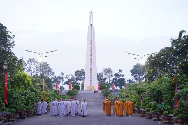 Chư tôn đức Tăng Ni dâng hoa tưởng niệm tại Nghĩa trang Liệt sĩ tỉnh Đồng Tháp Chư tôn đức Tăng Ni dâng hoa tưởng niệm tại Nghĩa trang Liệt sĩ tỉnh Đồng Tháp