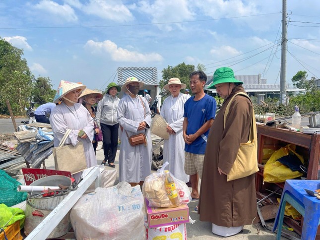 Thượng tọa Thích Chơn Trí trao quà, nhu yếu phẩm đến các hộ dân Thượng tọa Thích Chơn Trí trao quà, nhu yếu phẩm đến các hộ dân