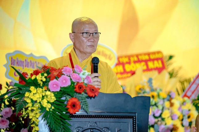 Thượng tọa Thích Phước Nghiêm, Trưởng ban Tổ chức Hội trại phát biểu khai mạc - Ảnh: Đăng Huy