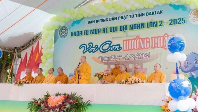 Thượng tọa Thích Nguyên Minh sách tấn khóa sinh Thượng tọa Thích Nguyên Minh sách tấn khóa sinh