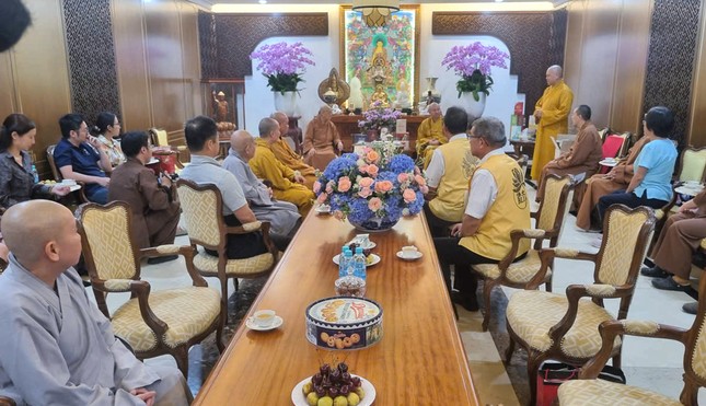 Chư tôn đức tiếp phái đoàn tại tổ đình Vĩnh Nghiêm Chư tôn đức tiếp phái đoàn tại tổ đình Vĩnh Nghiêm