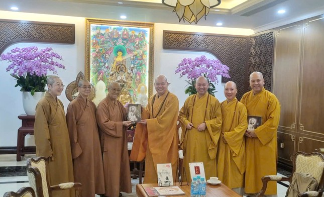 Ni trưởng Từ Dung trao ảnh cố Đại lão Hòa thượng Tinh Vân đến Thượng tọa Thích Thanh Phong Ni trưởng Từ Dung trao ảnh cố Đại lão Hòa thượng Tinh Vân đến Thượng tọa Thích Thanh Phong