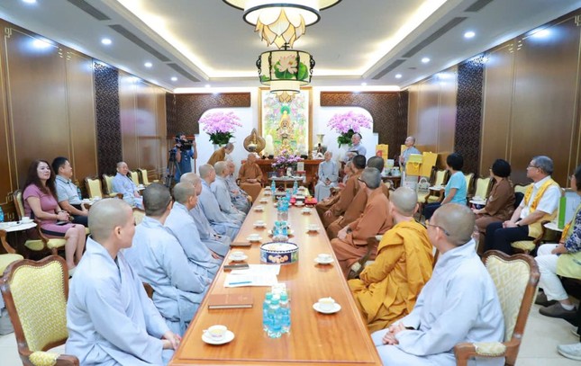 Phân ban Ni giới T.Ư tiếp thân mật phái đoàn Hội Phật Quang Sơn Phân ban Ni giới T.Ư tiếp thân mật phái đoàn Hội Phật Quang Sơn