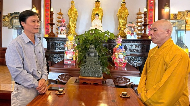 Ông Nguyễn Thanh Dũng chúc mừng Thượng tọa Thích Nhuận Bảo, cùng Ban Trị sự GHPGVN tỉnh sau kiện toàn nhân sự