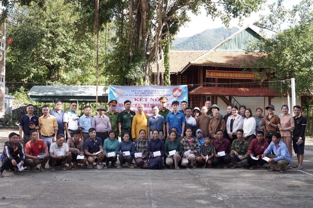 Đoàn hỗ trợ bà con địa phương bị ảnh hưởng bởi bão lũ