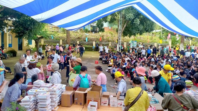 Ban Từ thiện thiền viện Vạn Hạnh trao quà cho học sinh vùng sâu vùng xa tỉnh Quảng Ngãi Ban Từ thiện thiền viện Vạn Hạnh trao quà cho học sinh vùng sâu vùng xa tỉnh Quảng Ngãi