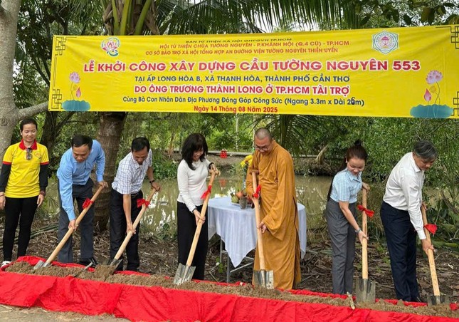 Chùa Tường Nguyên khởi công cầu Tường Nguyên 553 tại ấp Long Hòa B, xã Thạnh Hòa, TP.Cần Thơ - Ảnh: TN