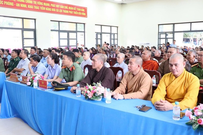 Các đại biểu tham gia chương trình trao quà Các đại biểu tham gia chương trình trao quà