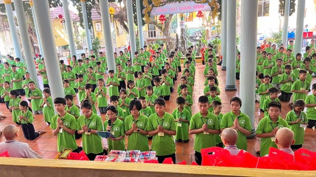 Đại diện các em tu sinh phát biểu cảm tưởng tại khóa tu Đại diện các em tu sinh phát biểu cảm tưởng tại khóa tu