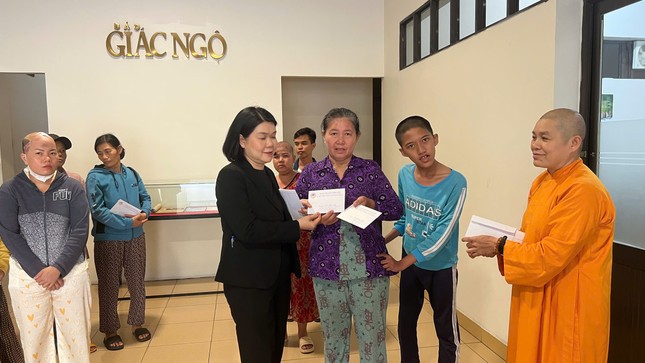 Mạnh thường quân trao ủng hộ đến bệnh nhân nghèo