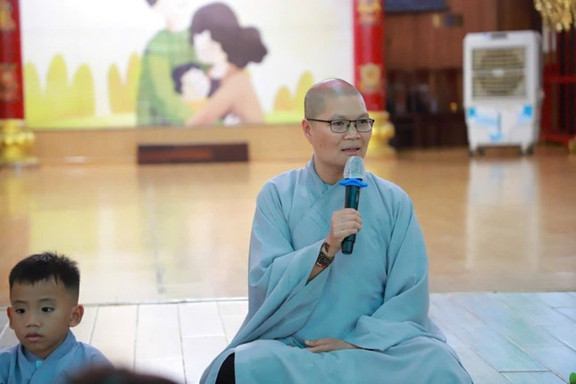 Ni sư Huệ Đức hướng dẫn cài hoa hồng