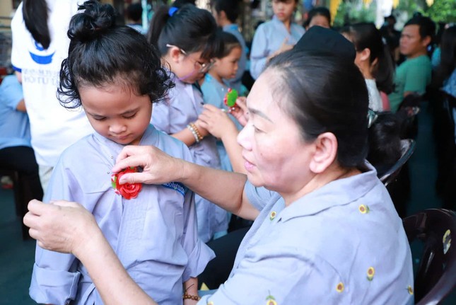 Mẹ cài hoa hồng