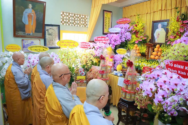 Chư Ni thành kính đảnh lễ Giác linh Ni trưởng Thích nữ Huyền Huệ Chư Ni thành kính đảnh lễ Giác linh Ni trưởng Thích nữ Huyền Huệ