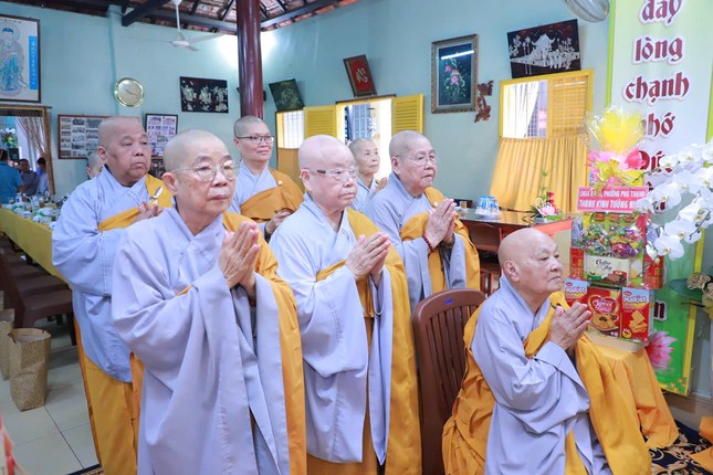 Chư tôn đức Ni Phân ban Ni giới T.Ư, Phân ban Ni giới TP.HCM kính viếng Chư tôn đức Ni Phân ban Ni giới T.Ư, Phân ban Ni giới TP.HCM kính viếng