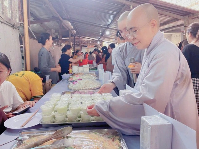 Chuẩn bị buffet chay miễn phí nhân mùa Vu lan - Báo hiếu Chuẩn bị buffet chay miễn phí nhân mùa Vu lan - Báo hiếu