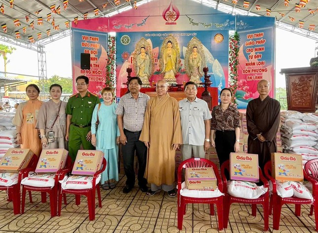 Ban Tổ chức trao 600 phần quà tại phiên chợ 0 đồng Ban Tổ chức trao 600 phần quà tại phiên chợ 0 đồng