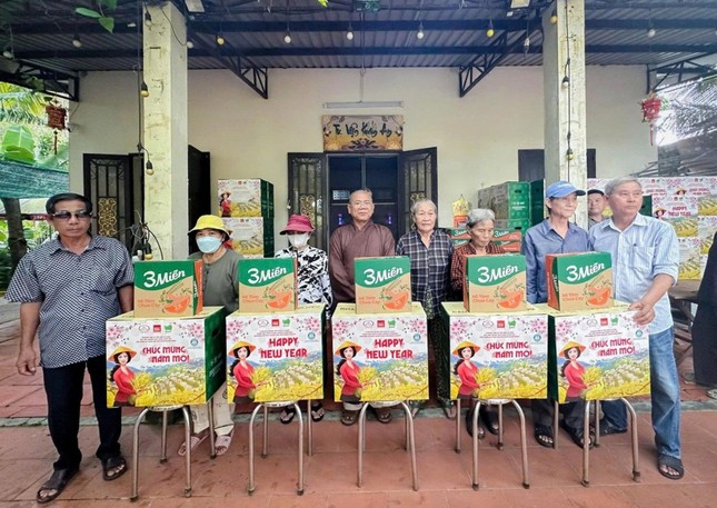 Tu viện Khánh An, cơ sở P.Củ Chi trao quà đến người nghèo tại địa phương Tu viện Khánh An, cơ sở P.Củ Chi trao quà đến người nghèo tại địa phương