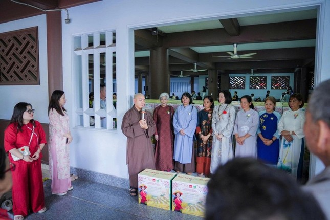 Chư Tăng và Phật tử tu viện Khánh An trao quà tại P.An Phú Đông Chư Tăng và Phật tử tu viện Khánh An trao quà tại P.An Phú Đông