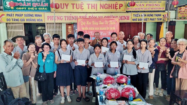 Đoàn trao học bổng cho các em học sinh Đoàn trao học bổng cho các em học sinh