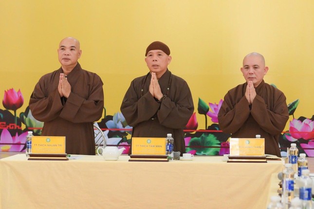 Chư tôn đức chủ tọa buổi họp