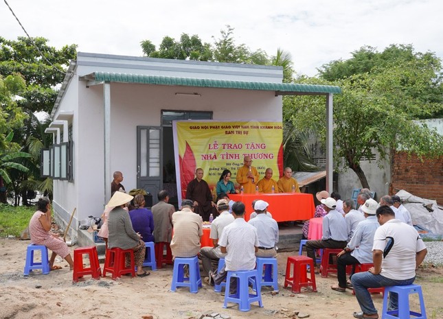 Lễ bàn giao nhà mới đến hộ nghèo Lễ bàn giao nhà mới đến hộ nghèo