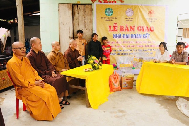 Quang cảnh buổi bàn giao nhà đại đoàn kết Quang cảnh buổi bàn giao nhà đại đoàn kết