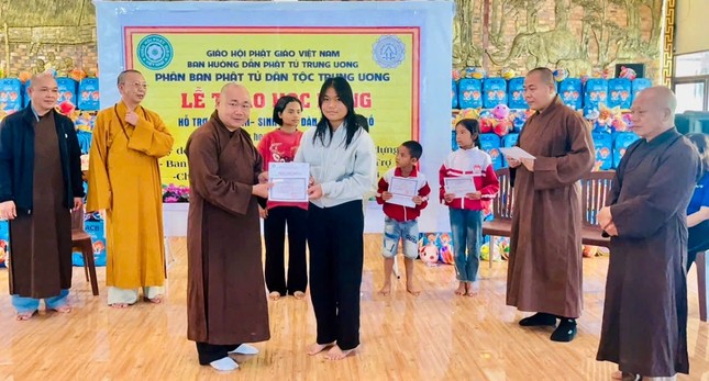 Đại đức Thích Đồng Nguyện trao học bổng cho học sinh Đại đức Thích Đồng Nguyện trao học bổng cho học sinh