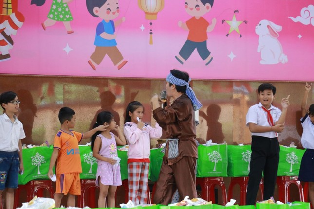 Các em thiếu nhi, học sinh vui Tết Trung thu tại chùa Pháp Minh