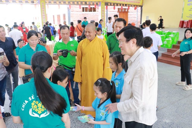 Trao quà trung thu cho các bạn nhỏ