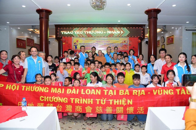 Trao quà Tết Trung thu cho các em thiếu nhi Trao quà Tết Trung thu cho các em thiếu nhi