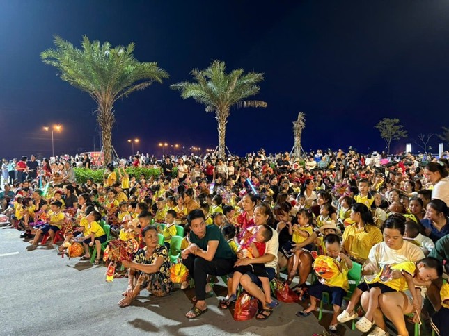 Hàng ngàn trẻ em vui Tết Trung thu tại xã Mường Ảng