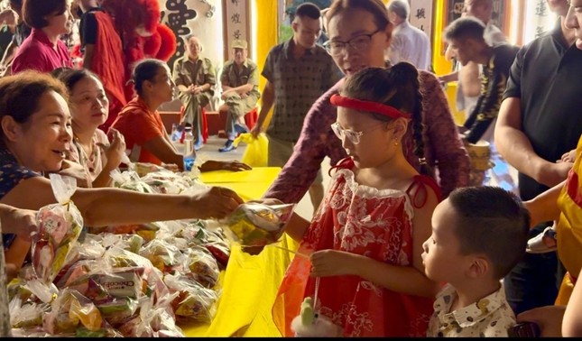 Ban Tổ chức trao quà trung thu