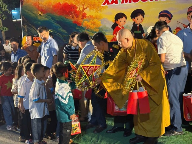 Thượng tọa Thích Đức Thiện trao quà trung thu cho thiếu nhi