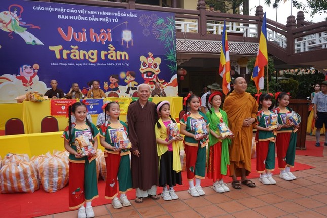 Chư tôn đức trao quà đến các em thiếu nhi