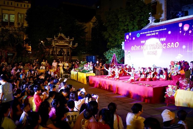 Không gian Tết Trung thu tại chùa Duệ Tú