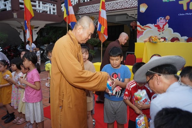 Thượng tọa Thích Pháp Châu trao quà đến các em thiếu nhi