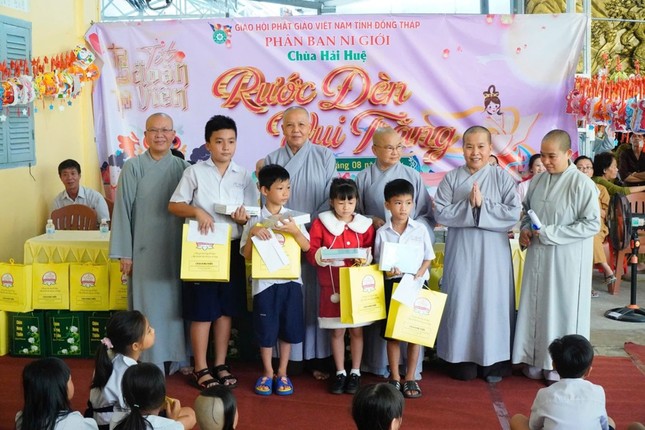 Ban Tổ chức trao học bổng cho các em học sinh