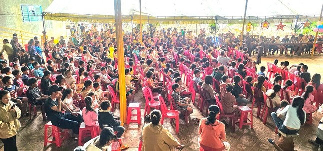 Chương trình Đêm hội trăng rằm - Yêu trẻ, yêu thương”, thu hút hơn 1.000 em thiếu nhi