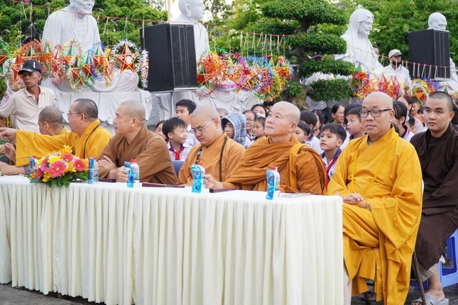 Chư tôn đức tham dự chương trình Trung thu tại chùa Vĩnh Tràng