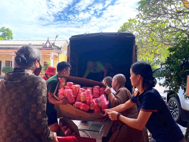 Chùa Sơn Dược - Đại Từ dưới sự hướng dẫn của Ni sư Thích Thanh Nhàn, Phật tử địa phương chung tay tập kết nhu yếu phẩm, lương thực trao đến bà con bị cô lập do bão lũ tại tỉnh Thái Nguyên Chùa Sơn Dược - Đại Từ dưới sự hướng dẫn của Ni sư Thích Thanh Nhàn, Phật tử địa phương chung tay tập kết nhu yếu phẩm, lương thực trao đến bà con bị cô lập do bão lũ tại tỉnh Thái Nguyên