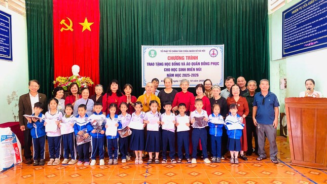 Đoàn từ thiện trao học bổng cho học sinh tại Trường Tiểu học và Trung học Cơ sở Tân Hợp