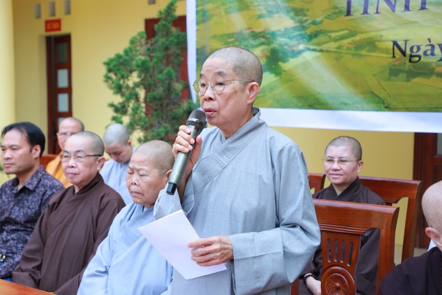 Ni trưởng Thích nữ Nhật Khương thay mặt đoàn có lời thăm hỏi, chia sẻ và động viên bà con Ni trưởng Thích nữ Nhật Khương thay mặt đoàn có lời thăm hỏi, chia sẻ và động viên bà con